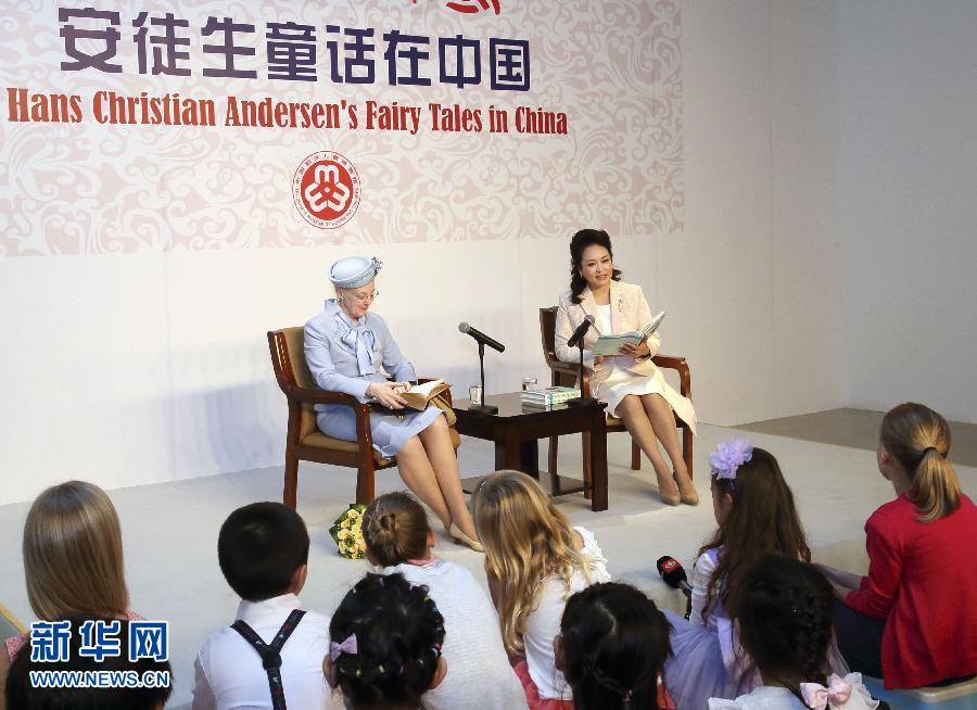 這是彭麗媛和瑪格麗特二世來到兩國孩子們當(dāng)中，為孩子們朗讀安徒生童話《丑小鴨》選段。