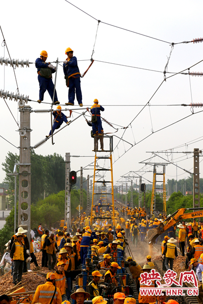 時(shí)間緊工程量大，工人們都加緊施工