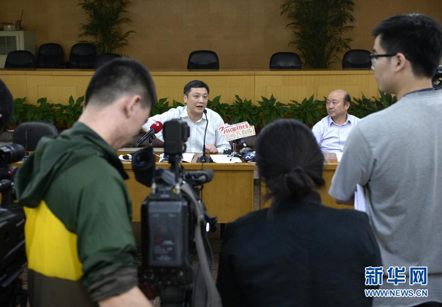  5月18日，杭州市環(huán)保局長(zhǎng)胡偉（左）在發(fā)布會(huì)上回答記者提問(wèn)。