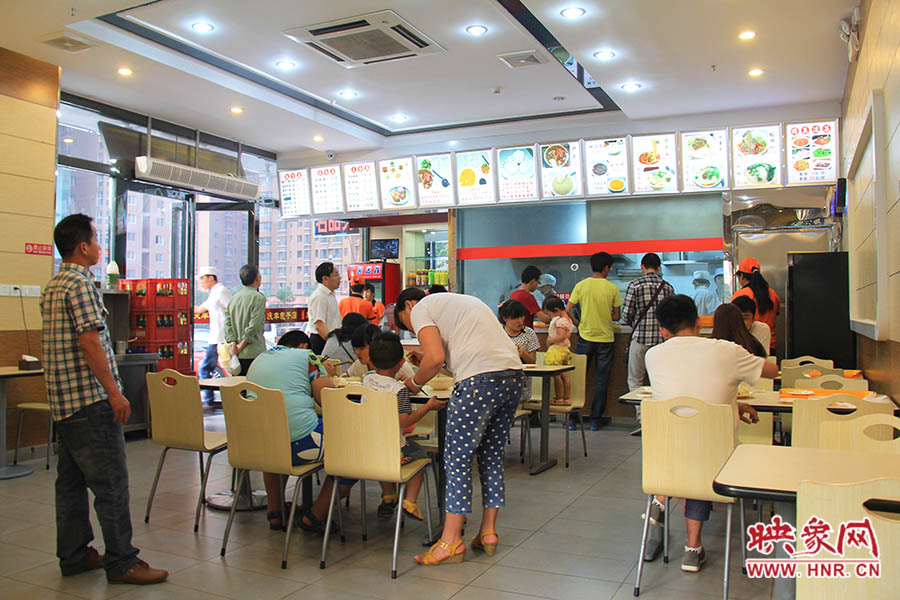 慶豐包子的金字招牌真不是蓋的,雖然店面還沒有正式營業(yè),已有許多食客慕名來吃包子。