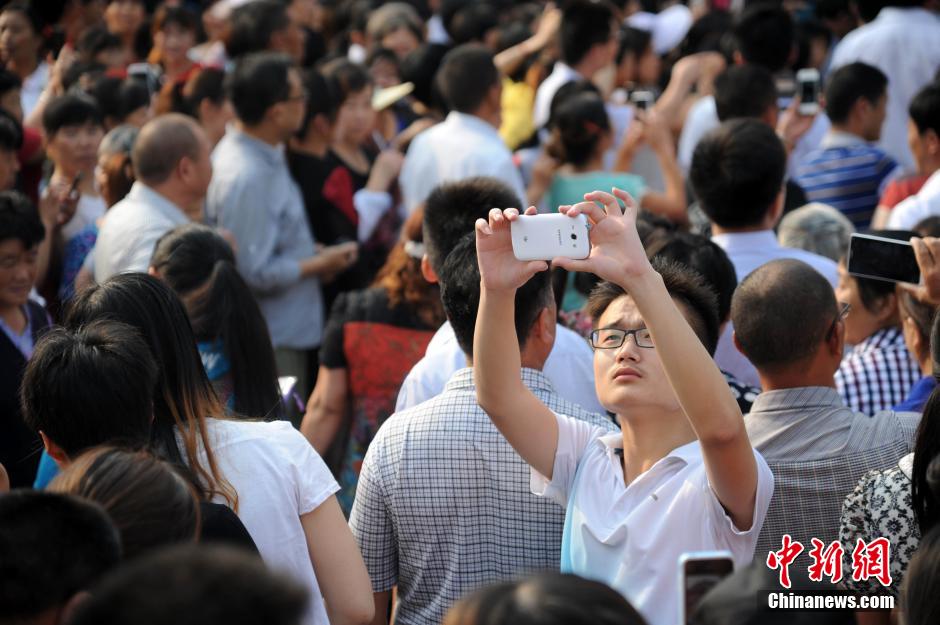 安徽毛坦廠中學(xué)考生趕考 萬(wàn)余民眾“十里相送”