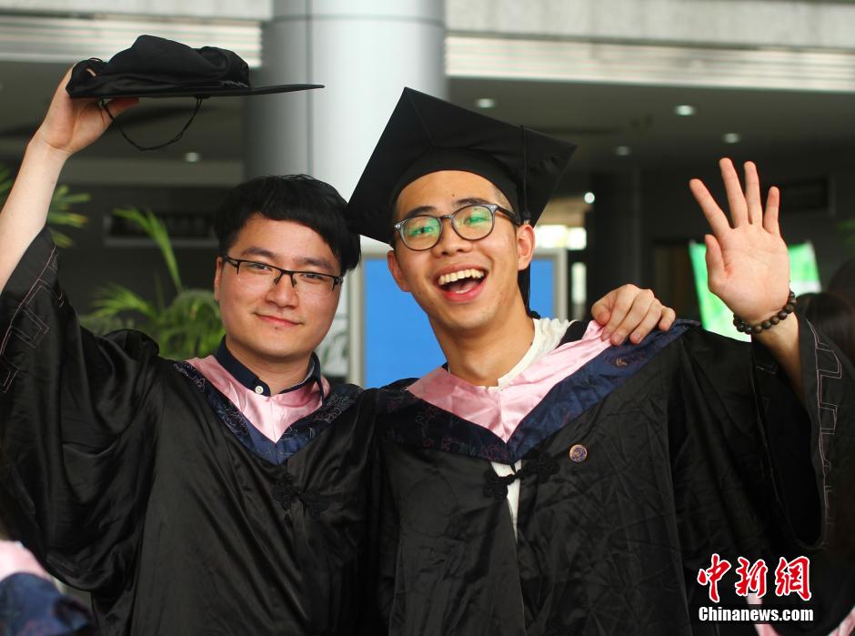 6月6日，浙江理工大學(xué)的畢業(yè)生們在校園中以賣萌、搞怪等獨具青春特色的方式告別大學(xué)生涯。中新社發(fā) 李晨