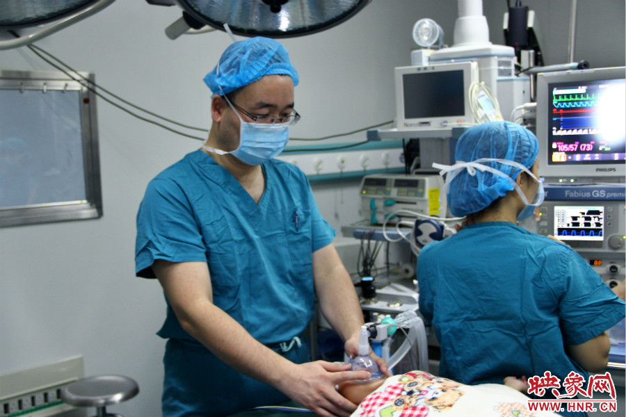 上午8點(diǎn)10分，小龍接受全身麻醉。