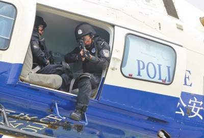 遇緊急情況，機(jī)載狙擊手可實(shí)施對地打擊。