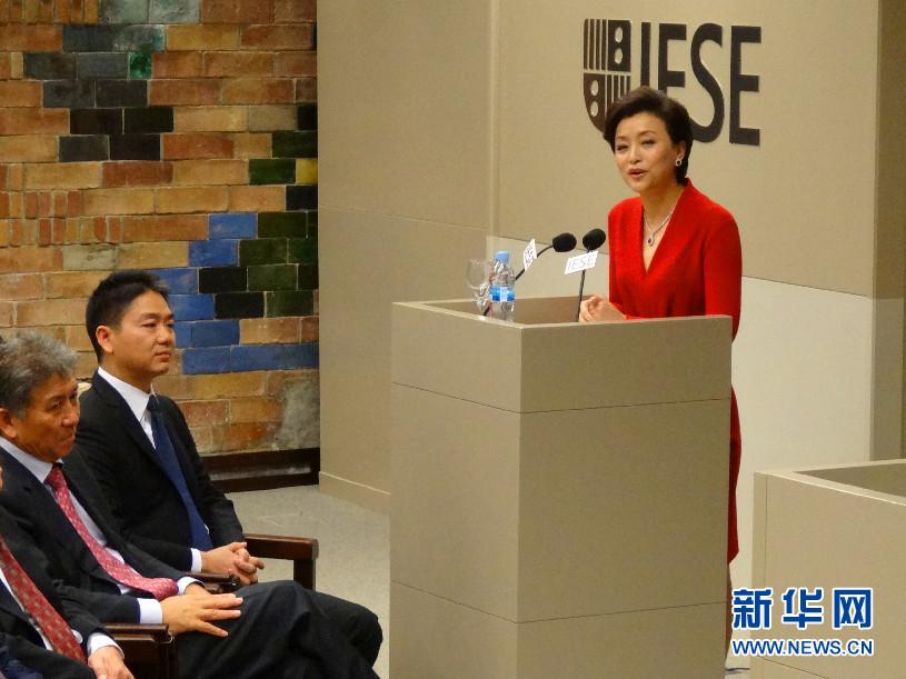 劉強(qiáng)東巴塞羅那領(lǐng)獎(jiǎng) “奶茶妹妹”陪同亮相 劉強(qiáng)東巴塞羅那領(lǐng)獎(jiǎng) “奶茶妹妹”陪同亮相