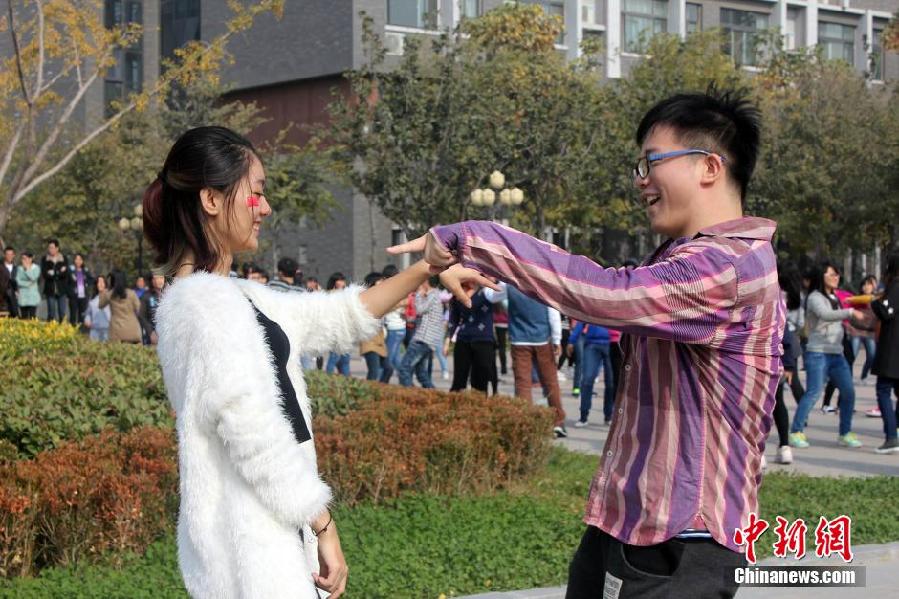 11月11日，河南財經(jīng)政法大學校園內(nèi)，300名在校大學生在上演了一出“光棍”也瘋狂的“快閃”大戲。