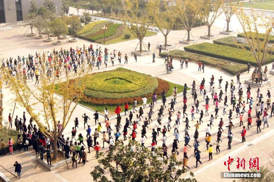 11月11日，河南財經(jīng)政法大學校園內(nèi)，300名在校大學生在上演了一出“光棍”也瘋狂的“快閃”大戲。