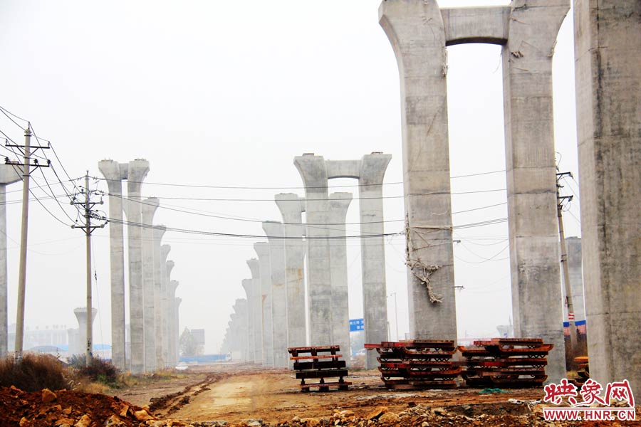 南北方向已架起數(shù)百根橋墩，一眼望不到邊際。