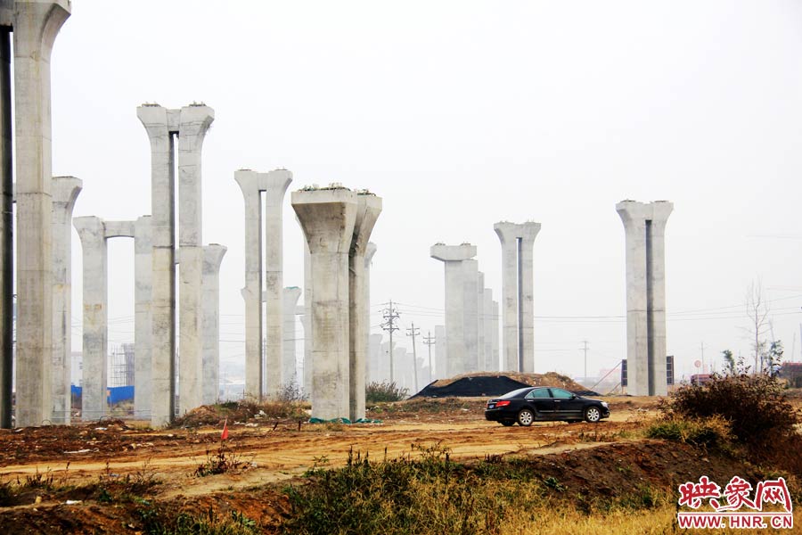 施工項目部偶爾會有車輛來往。