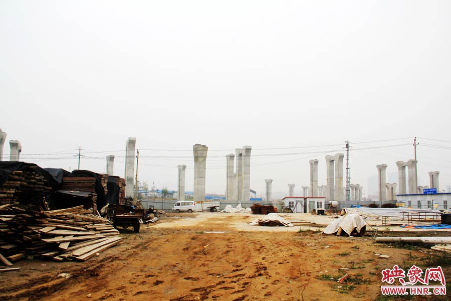 項目已經(jīng)停工數(shù)月，施工工地上很難見到工人，設(shè)備也很少。