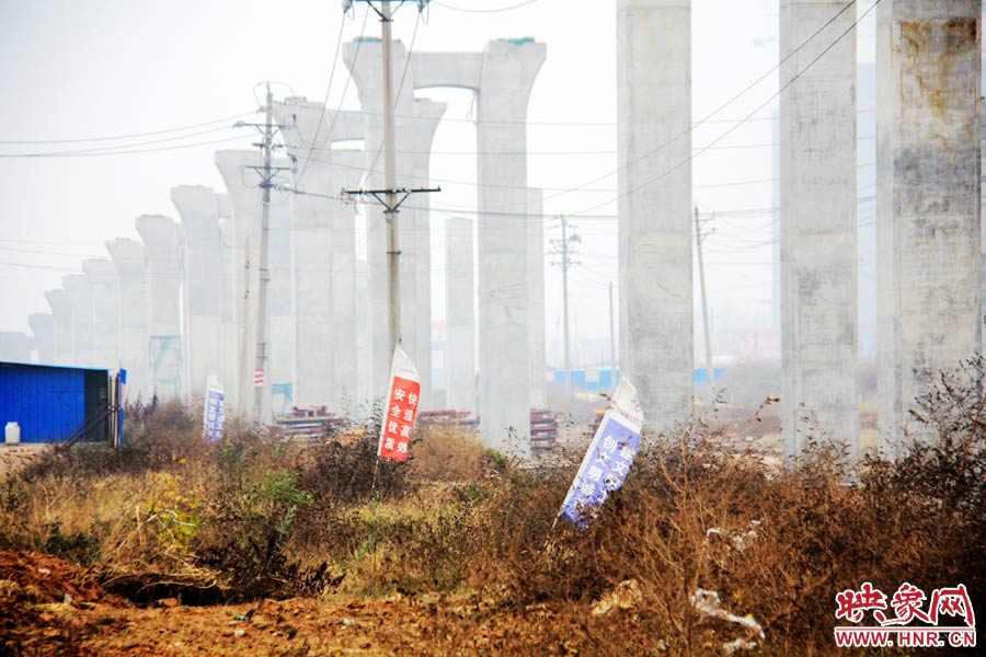 整個京廣快速路南段工程共分為六個工區(qū)，柴鍋轉(zhuǎn)盤處是京廣快速路南段三工區(qū)的施工區(qū)域。