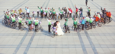 騎友們圍成一個(gè)“心”形，郝幸福在心尖上深情地親吻著新娘。