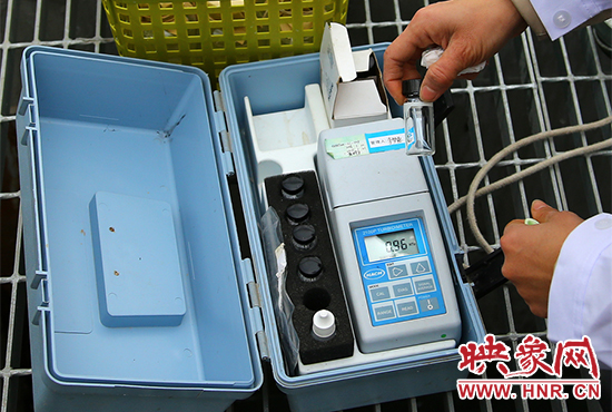 檢驗(yàn)員正在用儀器檢測水質(zhì) 檢驗(yàn)員正在用儀器檢測水質(zhì)