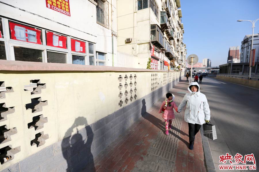 市民從墻外走過。