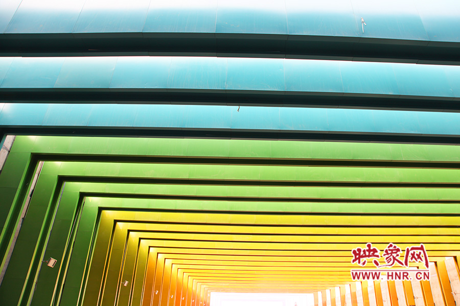 線條的明暗變化令人感覺夢幻般神奇。