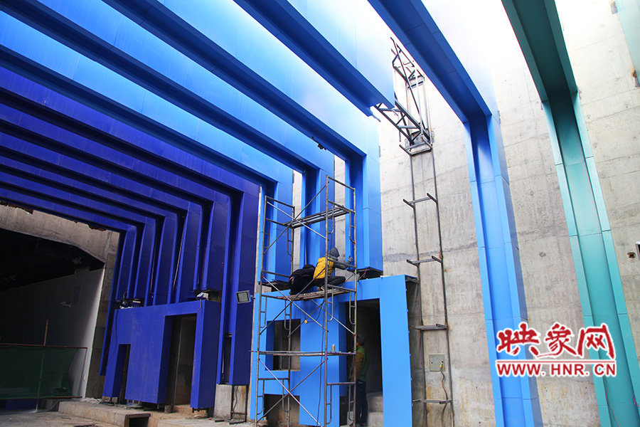 工人還在緊張施工。