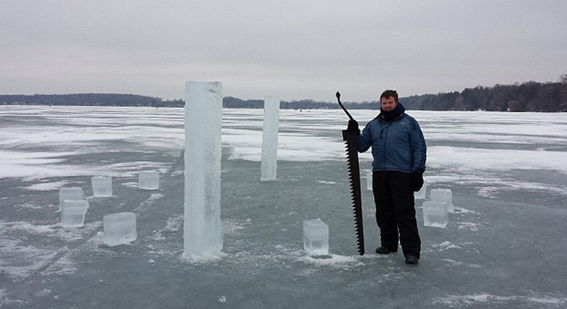 　這5名美國人使用鏈鋸和冰刀切割冰塊，用了2周時間才建成巨大的冰柱巨石陣。（網(wǎng)頁截圖）