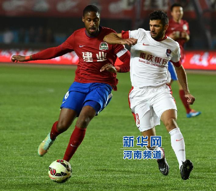 河南建業(yè)隊(duì)隊(duì)員戈麥斯（左）與重慶力帆隊(duì)隊(duì)員吉利奧蒂在比賽中拼搶。