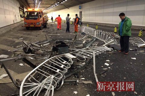 一輛蘭博基尼與一輛法拉利發(fā)生事故，現(xiàn)場(chǎng)狀況慘烈