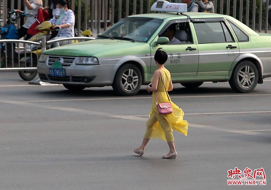 飄逸的長(zhǎng)裙，在街頭很吸引眼球
