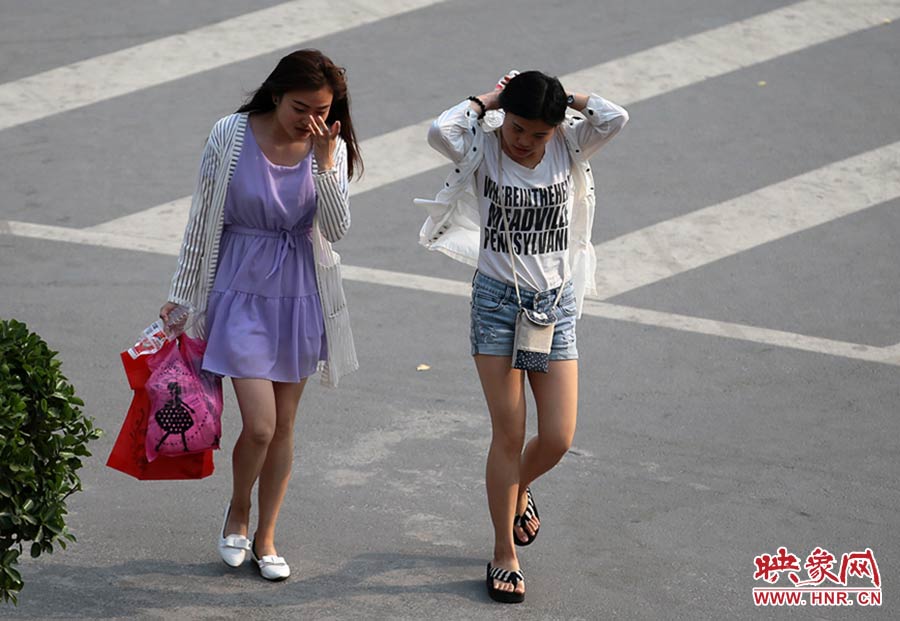 太熱了，還是把頭發(fā)扎起來(lái)