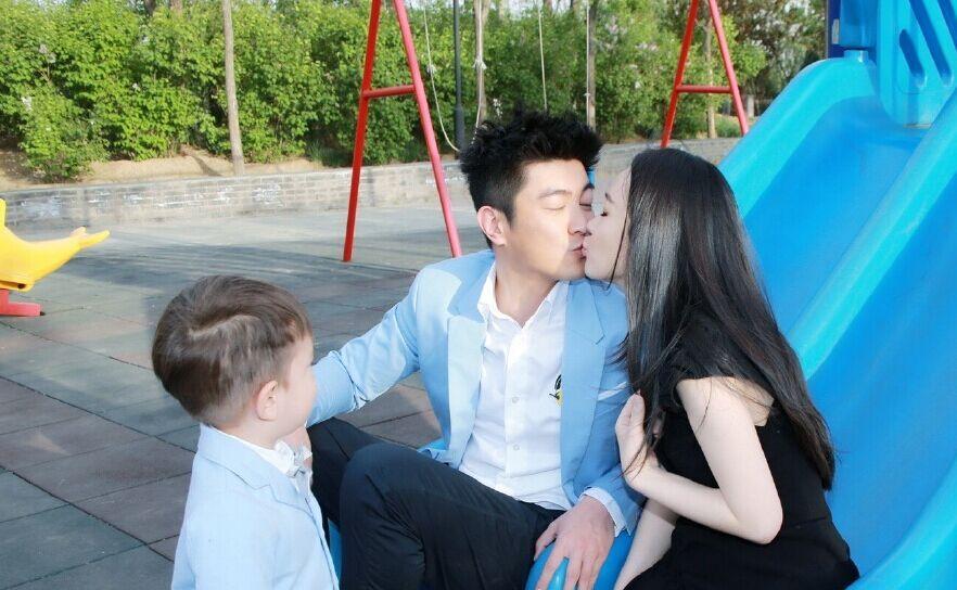 霍思燕與老公親吻,兒子看呆?；羲佳喔窖?“超級愛你們!520快樂!”