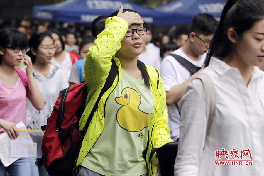 鄭州回中考點(diǎn)，考生輕松入場(chǎng)。