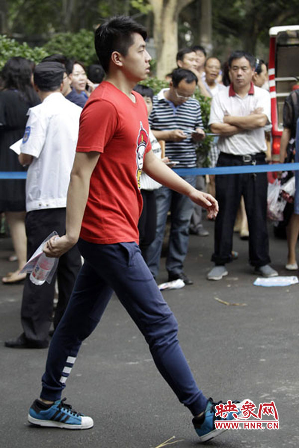 鄭州回中考點(diǎn)，考生自信入場(chǎng)。