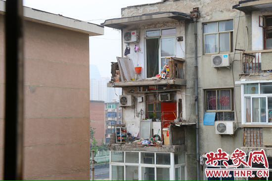 樓上多處陽臺出現(xiàn)裂縫，隨時有掉落危險