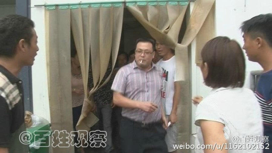 河南老板拖欠工人工資 遭圍堵當眾被扒褲子 河南老板拖欠工人工資 遭圍堵當眾被扒褲子