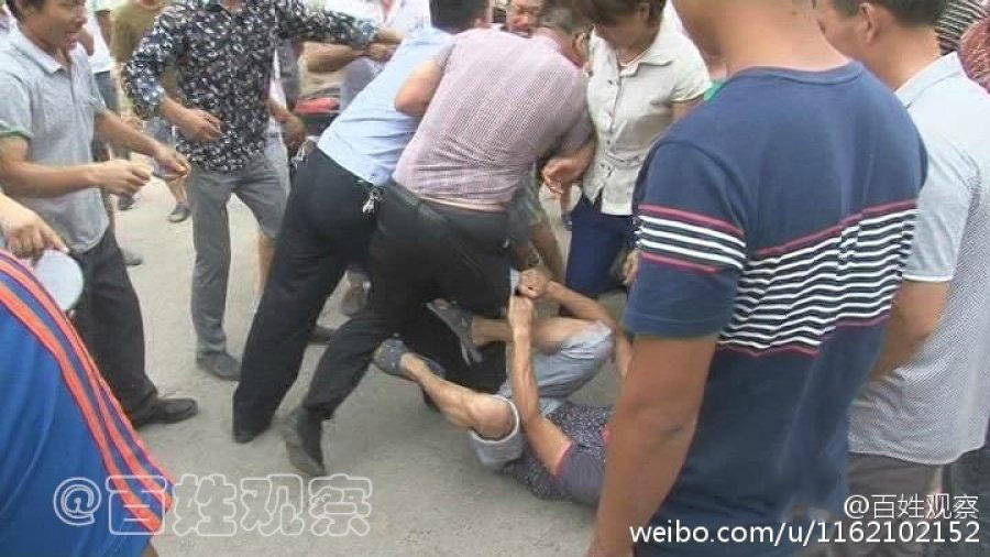 河南老板拖欠工人工資 遭圍堵當眾被扒褲子 河南老板拖欠工人工資 遭圍堵當眾被扒褲子