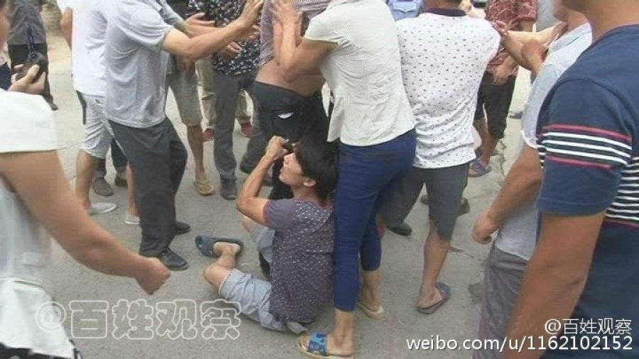 河南老板拖欠工人工資 遭圍堵當眾被扒褲子 河南老板拖欠工人工資 遭圍堵當眾被扒褲子