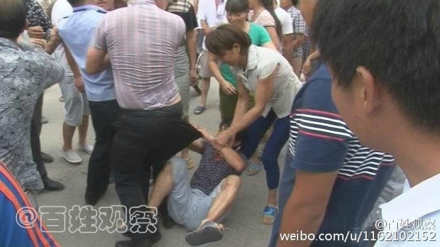 河南老板拖欠工人工資 遭圍堵當眾被扒褲子 河南老板拖欠工人工資 遭圍堵當眾被扒褲子
