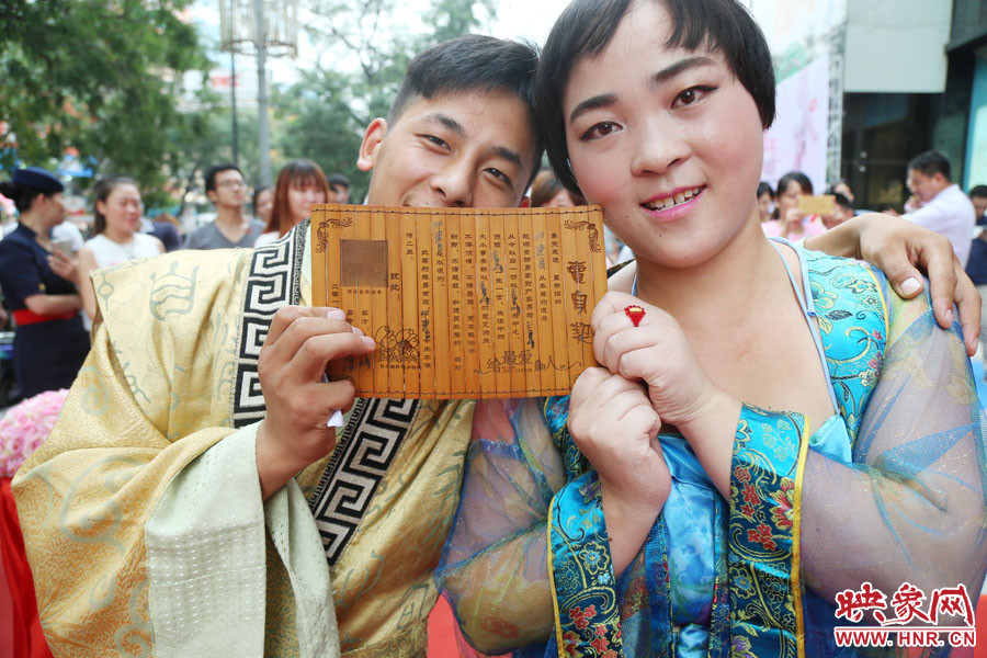 一對兒情侶現(xiàn)場展示“賣身契”內(nèi)容。