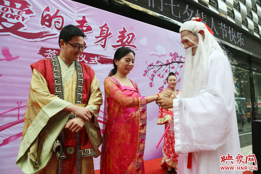 “月老”為每對情侶綁定“愛你一輩子”情侶手鏈。