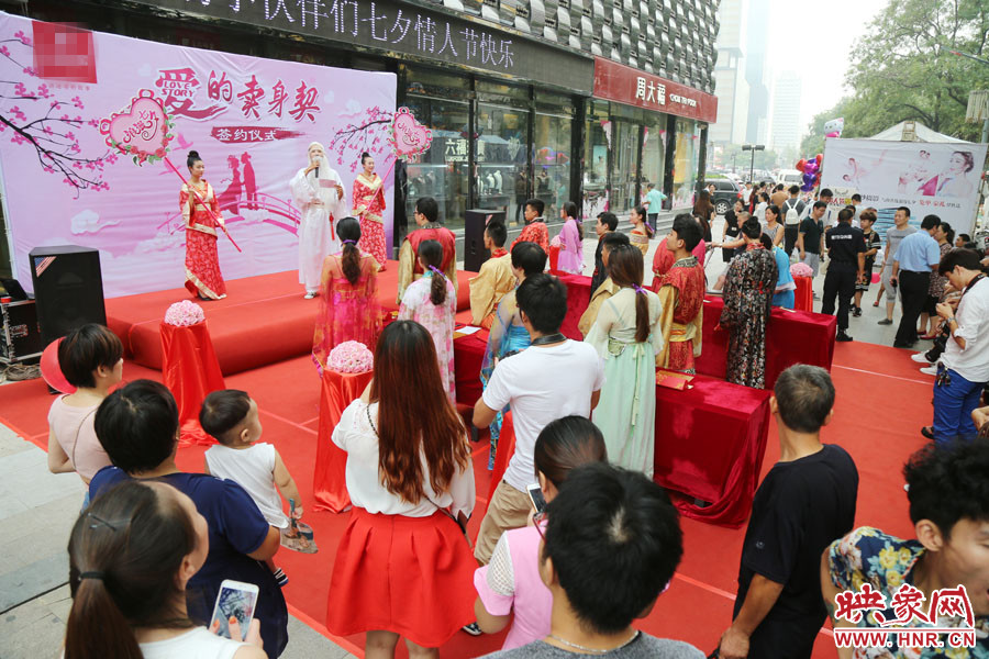 活動現(xiàn)場，聚集了大量圍觀群眾。