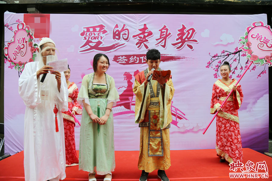 男子現(xiàn)場宣讀“賣身契”的內(nèi)容，讓大家作證。