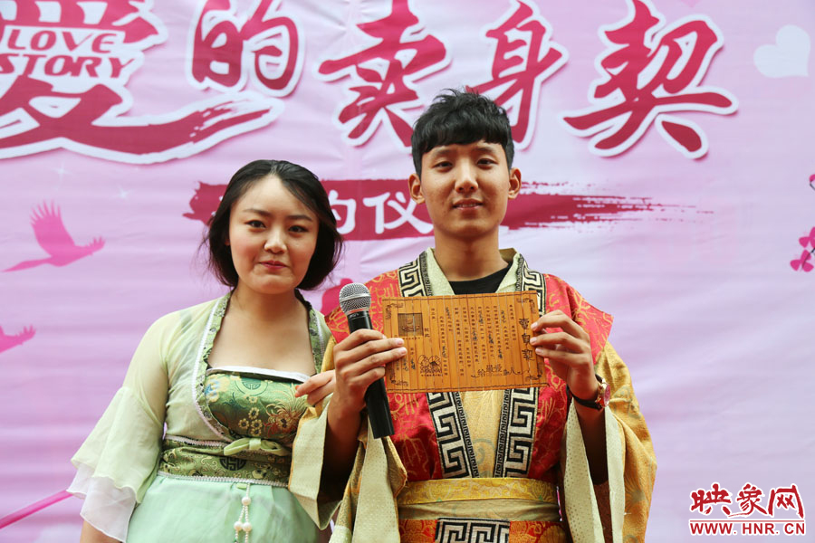 現(xiàn)場的8名男子異口同聲地表示，如違反此契約，可以接受處以極刑。