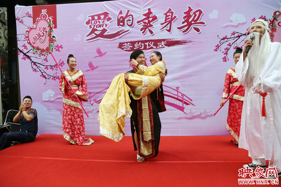 一名男子將女友抱起。