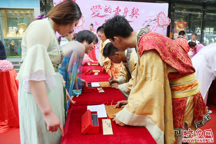 在“月老”的見證下，8名男子簽下代表真摯愛情的“賣身契”。