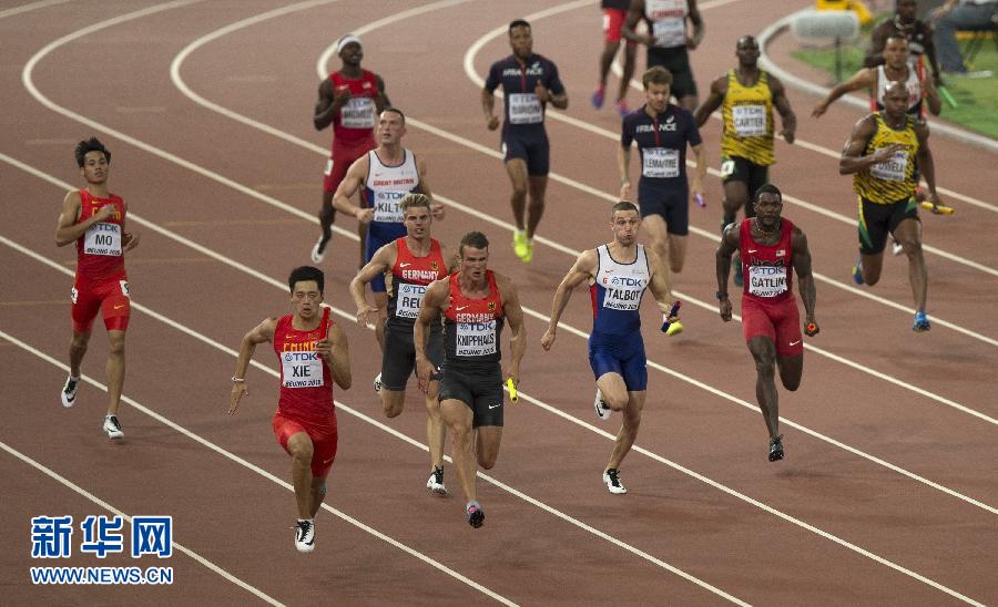 中國隊選手謝震業(yè)（左前）在比賽中。