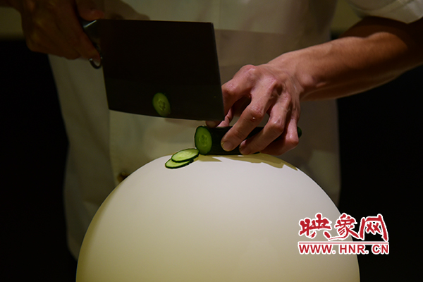 在面團(tuán)氣球上切菜。