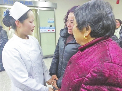 被救老人的家屬激動地握著張楠的手，連連道謝。