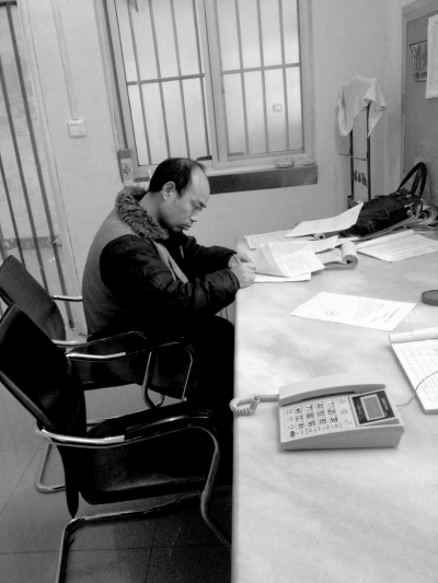 侯見志在看守所中簽署上訴書。律師供圖