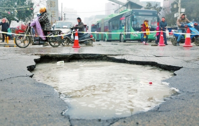 　路面陷了個(gè)大坑，下面是自來(lái)水公司的主管道。