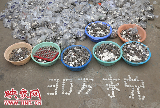 據(jù)負(fù)責(zé)清點(diǎn)“巨資”的張大爺介紹，這筆“巨資”積攢了兩個(gè)月左右，有30萬左右，重達(dá)3000多斤。