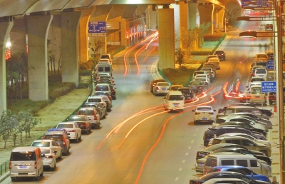 北三環(huán)橋下夜里成了停車場(chǎng) 北三環(huán)橋下夜里成了停車場(chǎng)