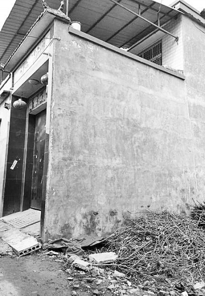 李曉陽跳下來的位置位于家里的二樓平臺(tái)上，距離地面五六米高。