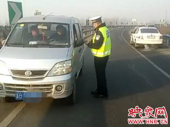 2月3日，一名男子因錯(cuò)過了路口不顧自身安全竟然在高速上逆行，被焦作高速交警逮個(gè)正著。