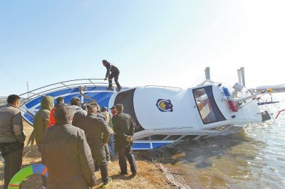 鄭州龍湖1號(hào)巡邏艇被凍爛沉船龍湖 兩時(shí)撈出沉船